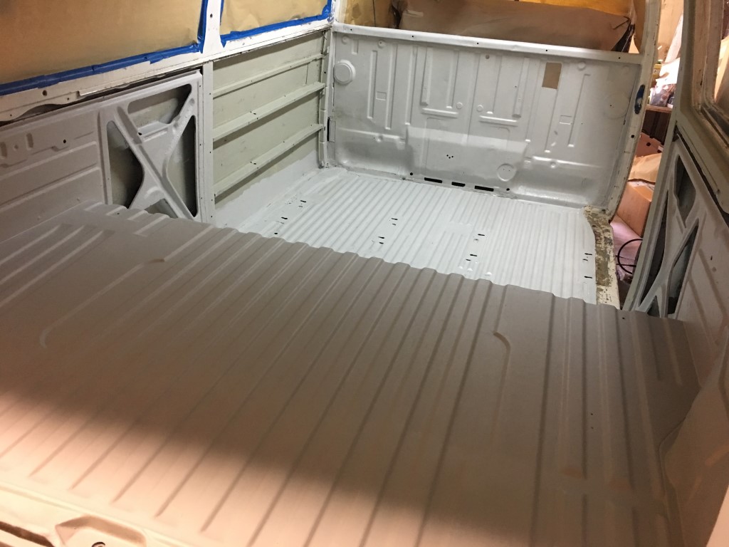 Fertig mit Rostschutzfarbe (Branto Korrux) ausgerollt. Die Ladefläche hinten wird noch in Wagenfarbe lackiert