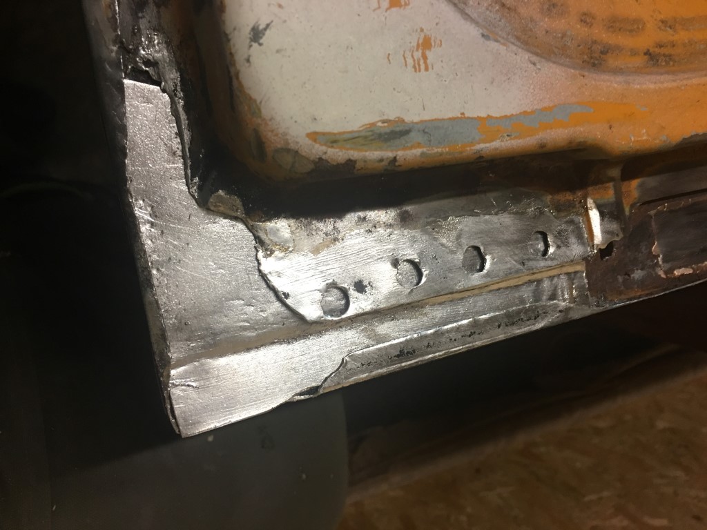 größeren Bereich aufgemacht, Blechangefertigt, Bohrungen für mehr Halt