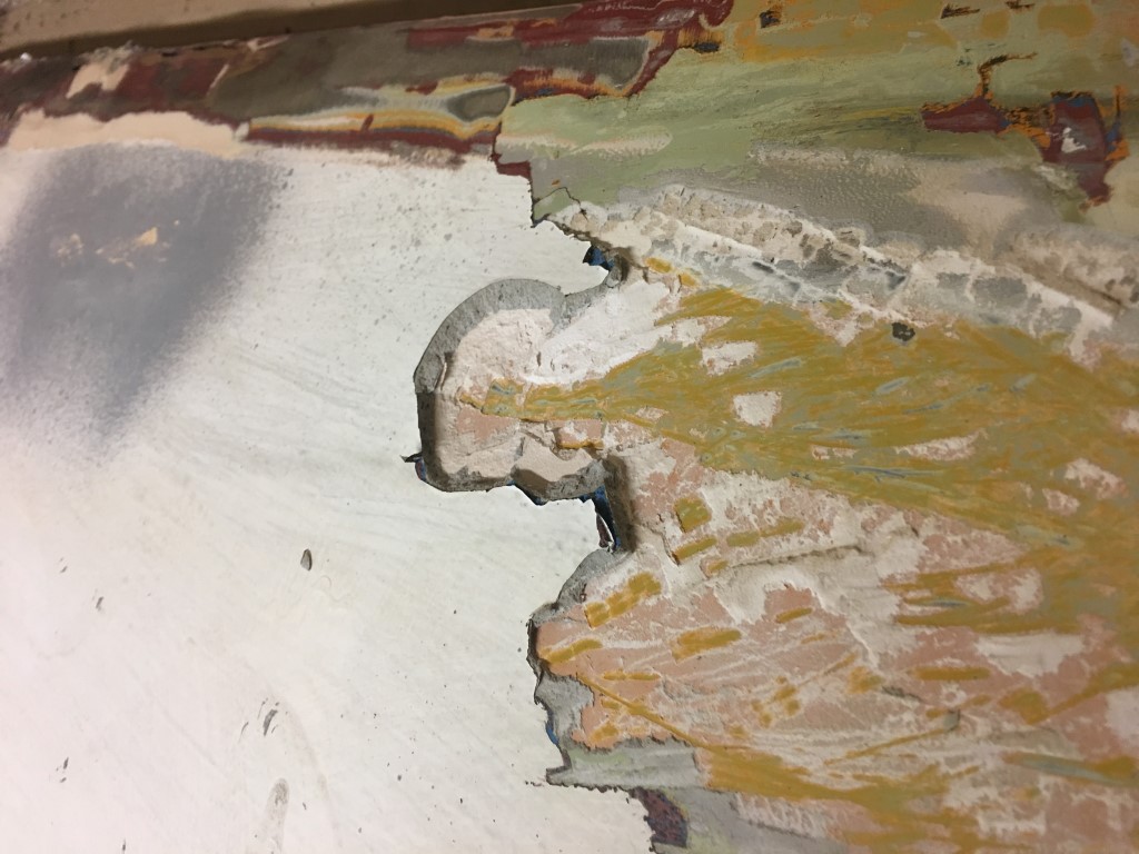 Die Schiebetür hatte außen eine kräftige Delle, die bisher zugespachtelt war