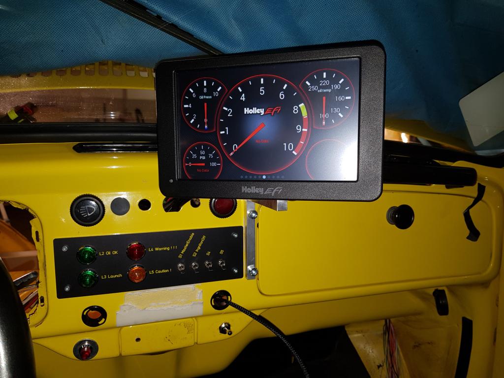 Digital-Dash an seinem Platz ... wo früher das Autometer gewesen ist