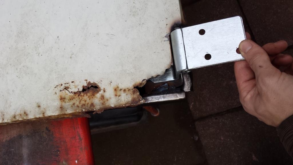 Scharnier mit Verstärkungsblech eingebaut