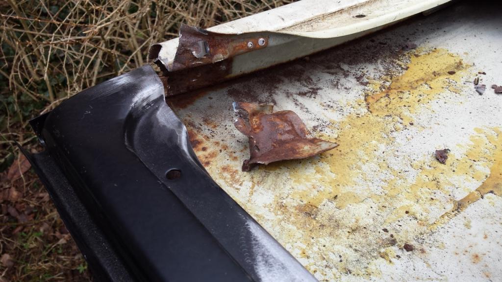 Mini Überreste vom Verstärkungsblech was das Scharnier trägt