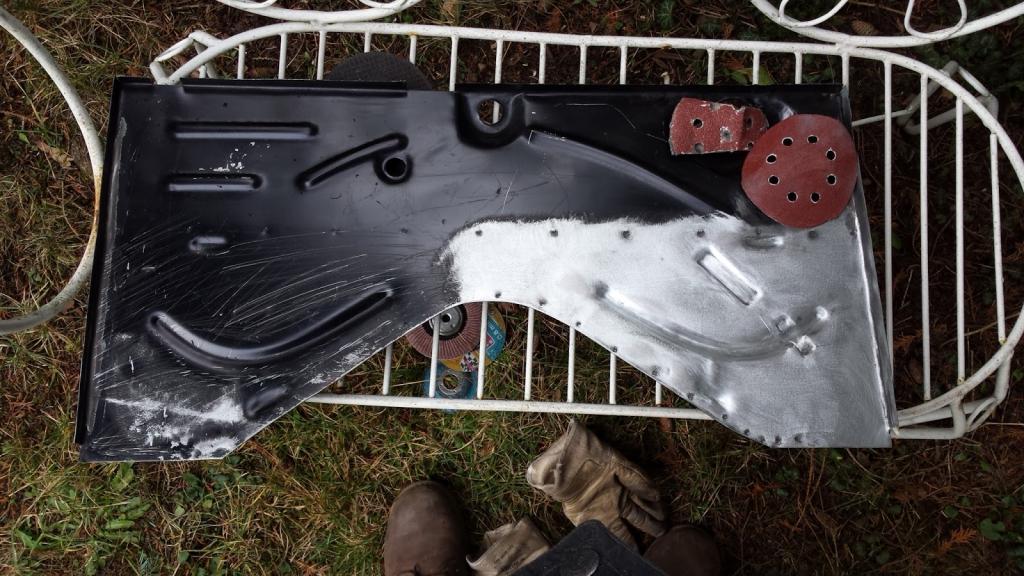 Die Querwand war dermaßen schlecht beschichtet. Beim bloßen berühren ist das schon der Lack abgeblättert.... also abgeschliffen (Das obere Stück über den Schweißpunkten was ich nicht abgeschliffen habe wird noch weggeschnitten)