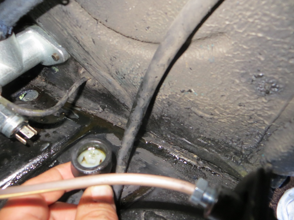 Bremslichtschalter undicht.jpg