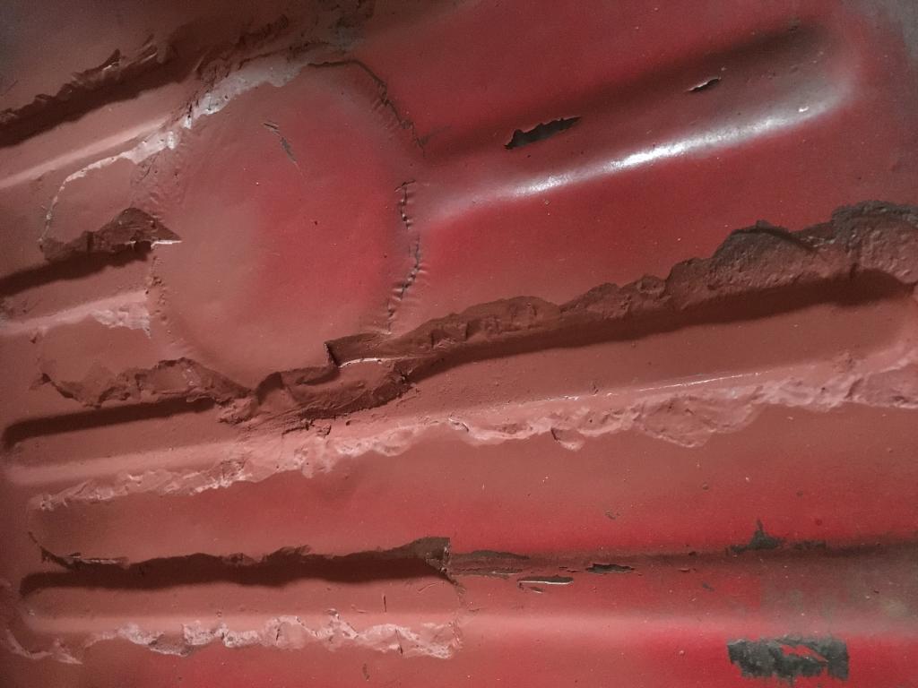 In den Vertiefungen war das bitumen eingerissen und unten drunter ohne Verbindung zum Blech und dieses mit Flugrost belegt