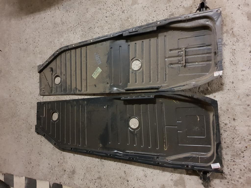 So nach bißchen suchen habe ich noch 2 originale VW Bodenhälften für einen guten Kurs bekommen. Sehr dickes Blech und passt richtig gut. Am Wochenende werde ich mal die Bodengruppe zerlegen und weiter machen