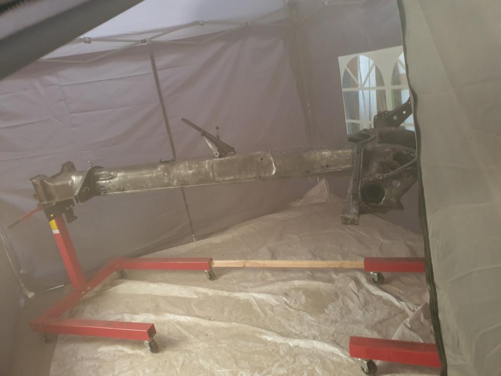 Die Bodengruppe ist von allen faulen Stellen befreit und wird gestrahlt.