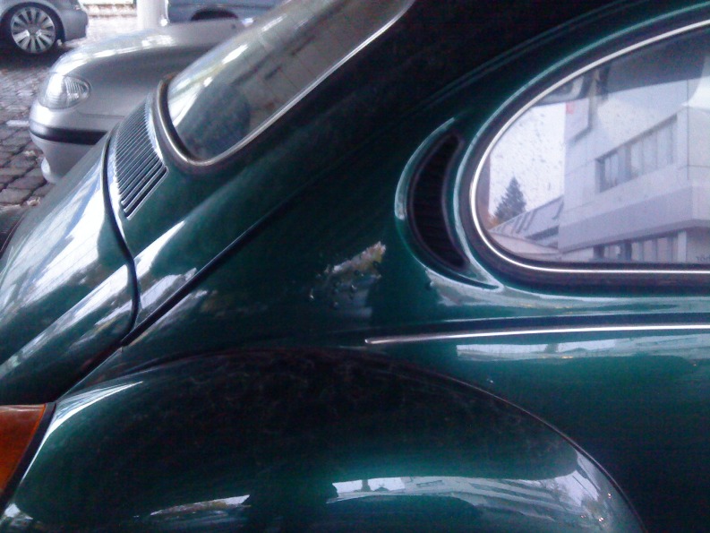 Das sind die kleinen Stellen wo der Lack hochkommt