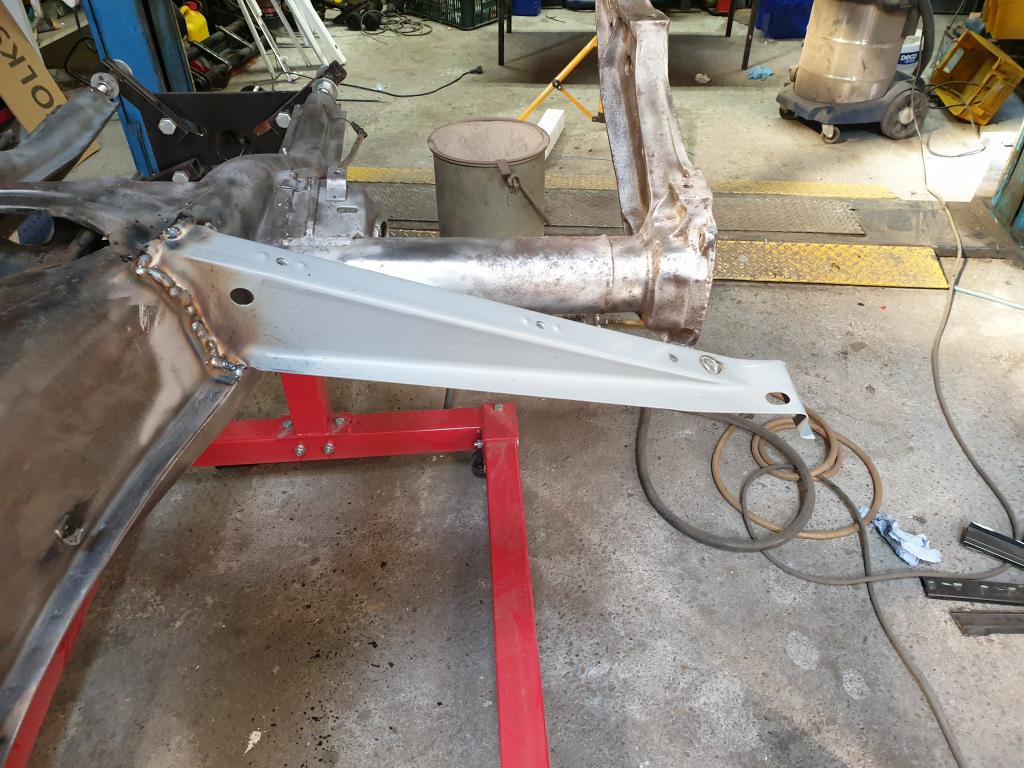 Die hinteren Traversen habe ich such gleich getauscht. Top Repblech vom Käferland