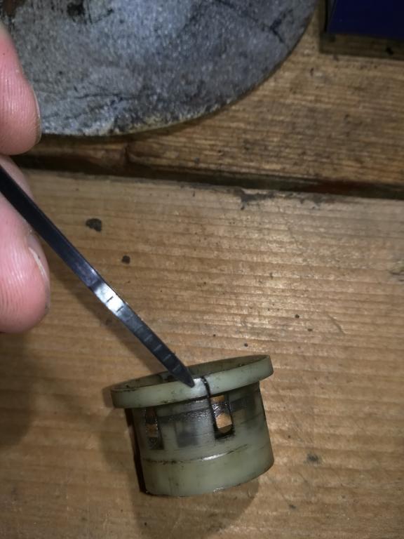 Dieses teil hat auch einen riss an der stelle wo der kabelbinder zu sehen ist