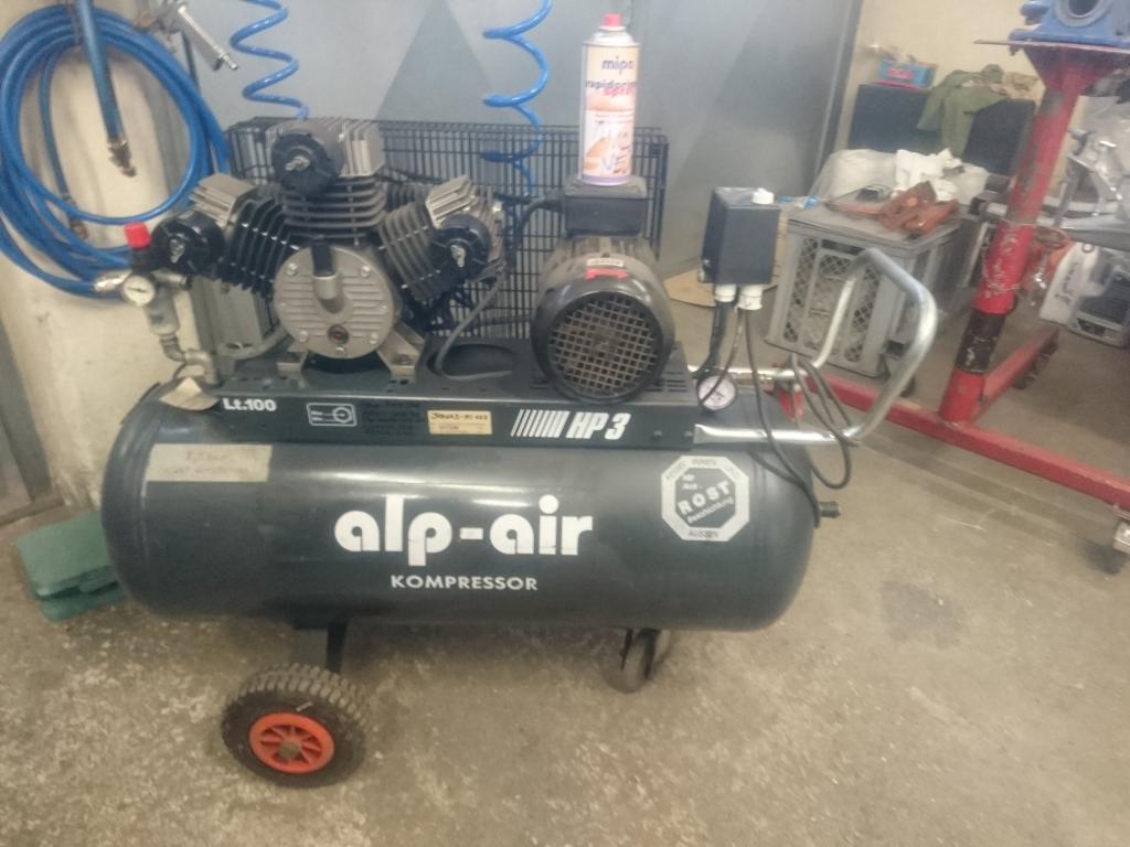 Dreizylinder, 3PS,100L. Der Alte. Kommt ins Carport und wir mit dem Neuen zusammengeschlossen, zum Strahlen. Insgesamt 300L in beiden Kesseln.