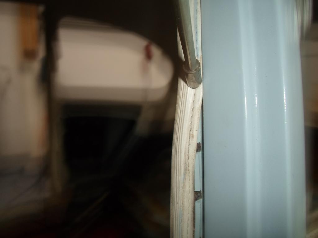 Der Trick. Von oben bis unten runtergedengelt. Danach konnte ich es so rauspopeln. Muss man wissen