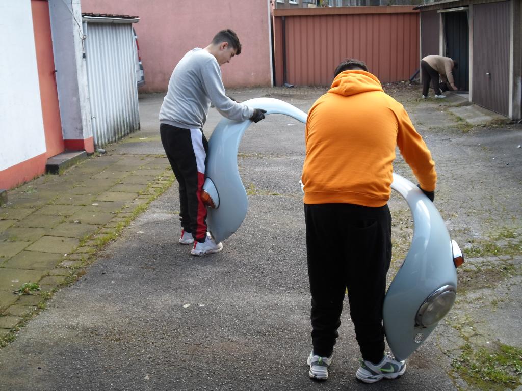 Ab und an sind Helfende Hände dabei.