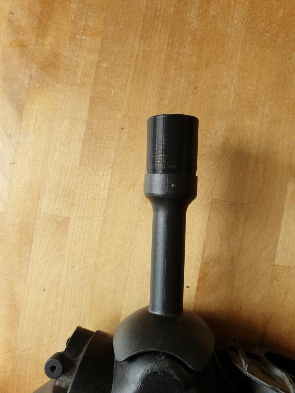 von der Seite mit Abdeckung die auch gleichzeitig die Nasen zusammendrückt damit der Knauf nicht abgezogen werden kann