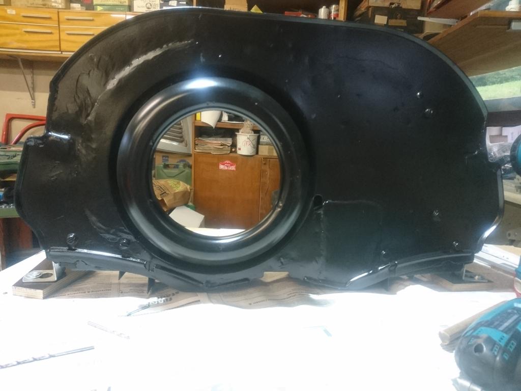 Der Lack am Kasten schaut nicht gut aus. Das muss noch abgestrahlt und neu lackiert werden, da sind zuviele alte Lackschichten oben....