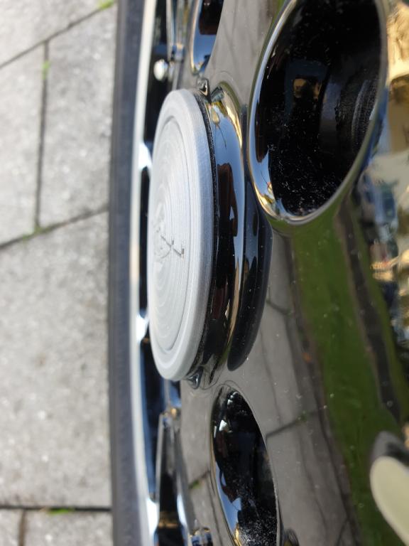 leider schlecht zu sehen, die Oberfläche ist leicht gewölbt und der Schriftzug passt jetzt auch viel schöner