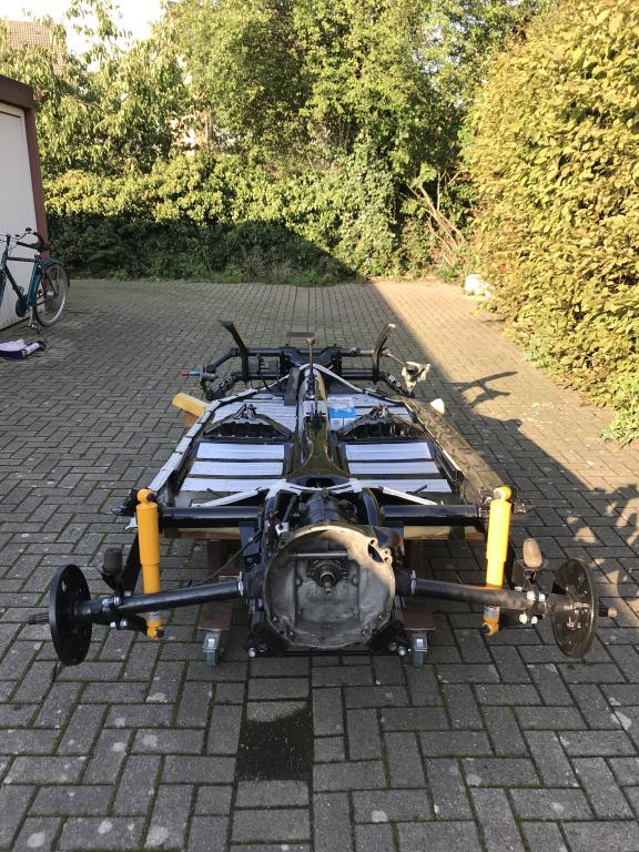 Getriebe und Konidämpfer haben ihren alten Platz wieder eingenommen.