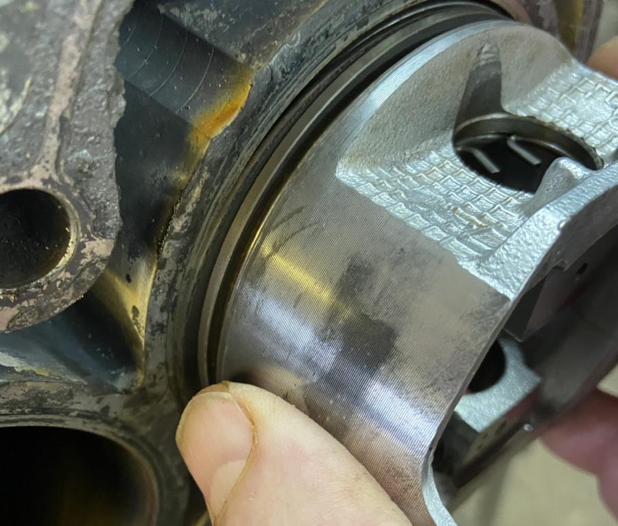 3. Mit dem Kolben den Kolbenring in den Zylinder schieben. Jetzt sitzt er rechtwinklig im Zylinder und kann mit der Fühlerlehre gemessen werden.