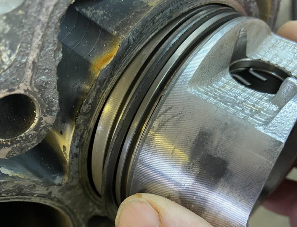 2. Auf dem Kolben setze ich einen alten Kolbenring als Anschlag.