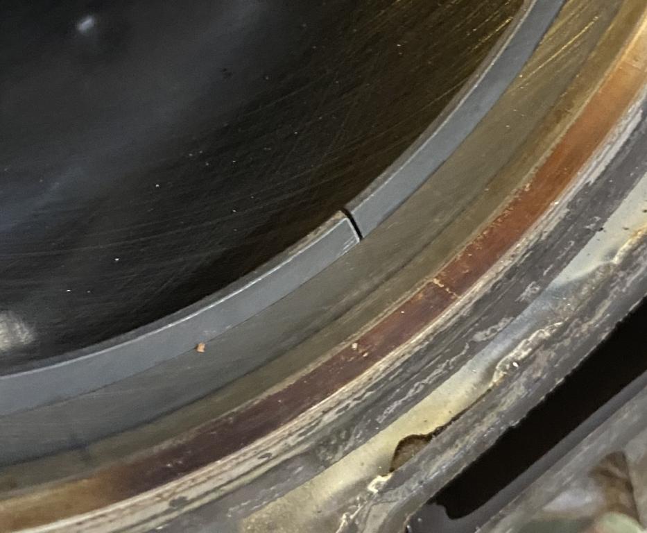 1. den neuen Kolbenring zur Kontrolle vorsichtig in den Zylinder legen. Meistens ist es so eng dass nicht einmal eine 0,05 Lehre hineinpasst.