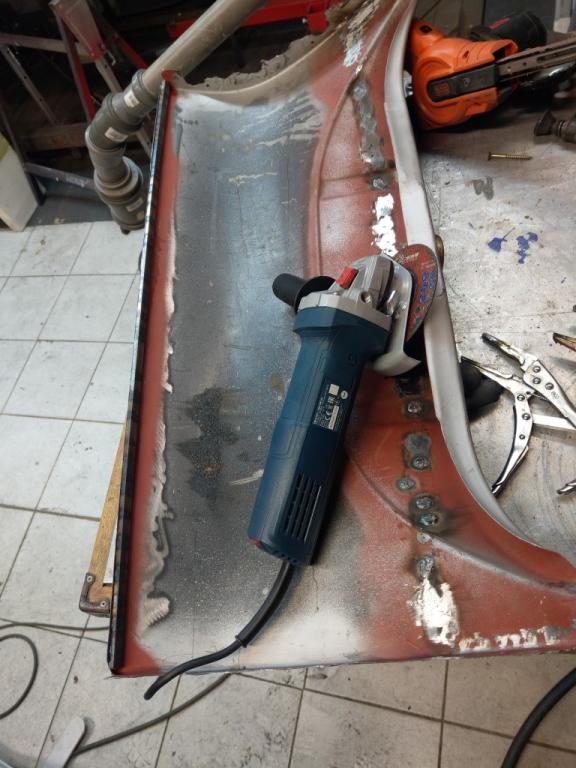 Hier noch die Verstärkung. Das bringt unheimlich Stabilität in diesen Bereich, gefällt mir wesentlich besser als diese originale Blechfalte.