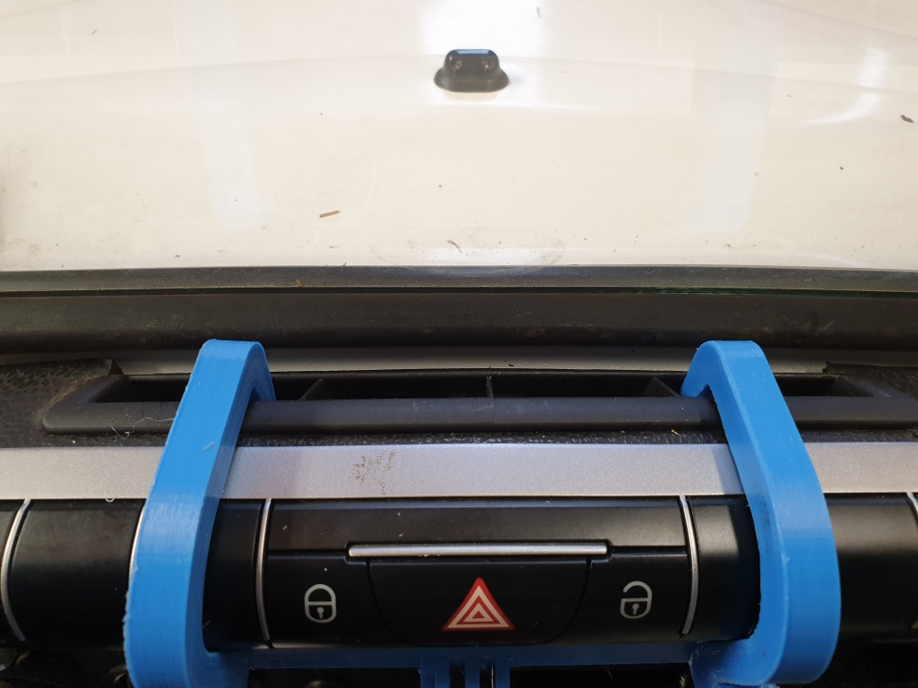 Halter wird am Lüftungsgitter eingehakt