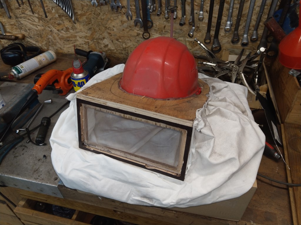 Hässlich wie die Nacht, funktioniert aber gut und kostet fast nix. Dazu einen Einmal-Overall in &quot;Chemie-Schutz-Ausführung&quot;