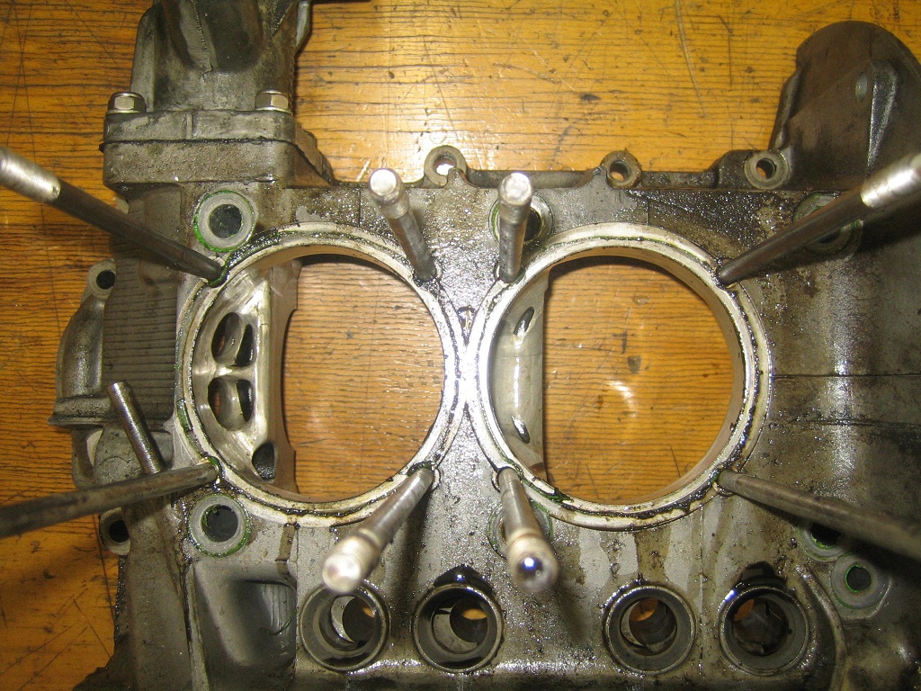 Gehäuse mit Ventilationsöffnung hinter dem Lagerbock des 2. Zylinders