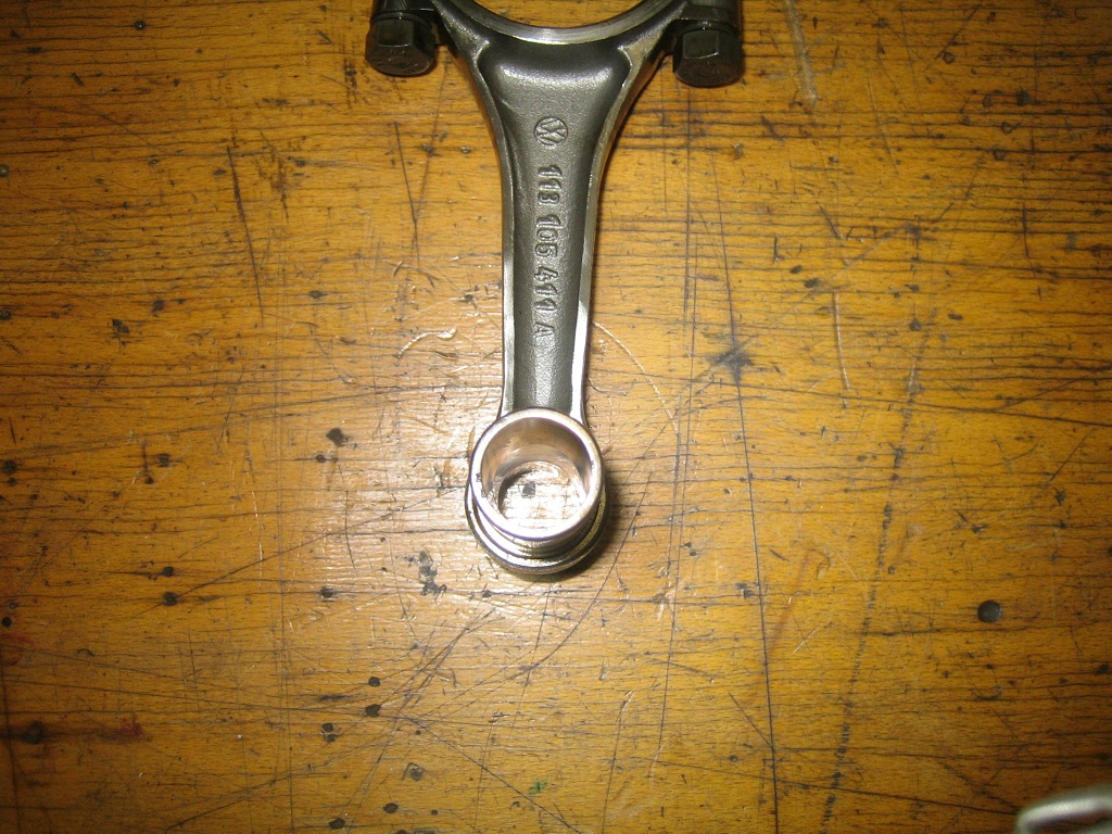 Kolbenbolzen zylindrisch auf 15,5mm und aussen auf 18mm konisch ausgedreht. Jeder Bolzen wiegt 35 gr. weniger, als org.