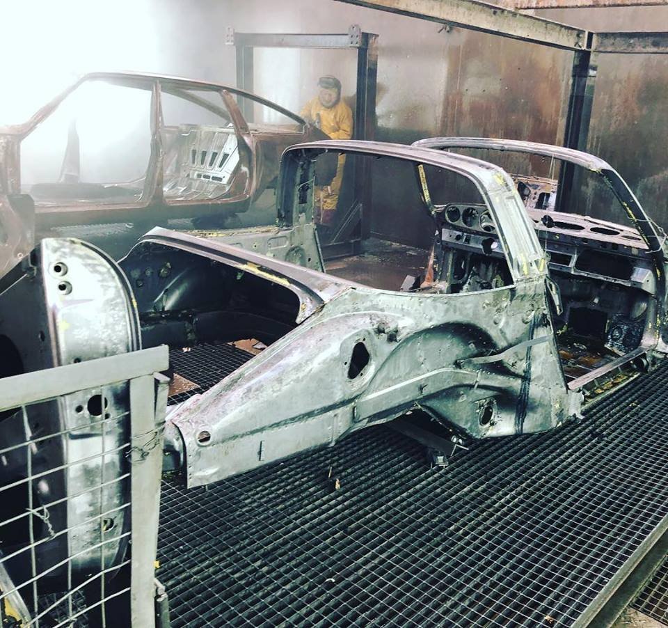 Dieses Bild von der Carblast Facebookseite, ich konnte mein Fzg. am selber geschweissten Rollgestell erkennen.