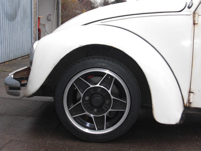 Der Reifen geht regelrecht verloren, ein Riesenabstand zum Radlauf :-(