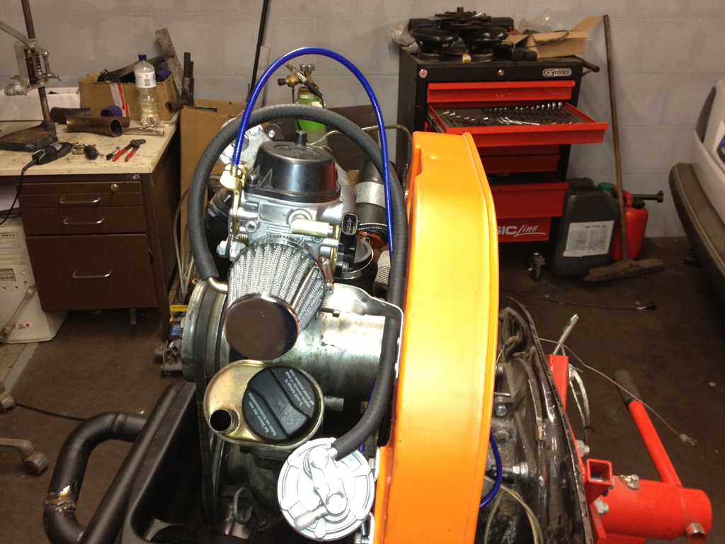 Kunstvoll vernieteter Vergaserhalter ;)