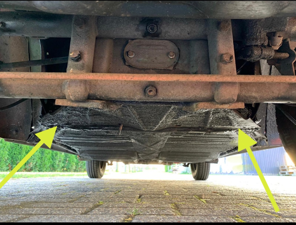 Hier befinden sich werksseitig jeweils zwei Schrauben. Ich sehe nur Unterboden-Mumpe. Schlecht.
