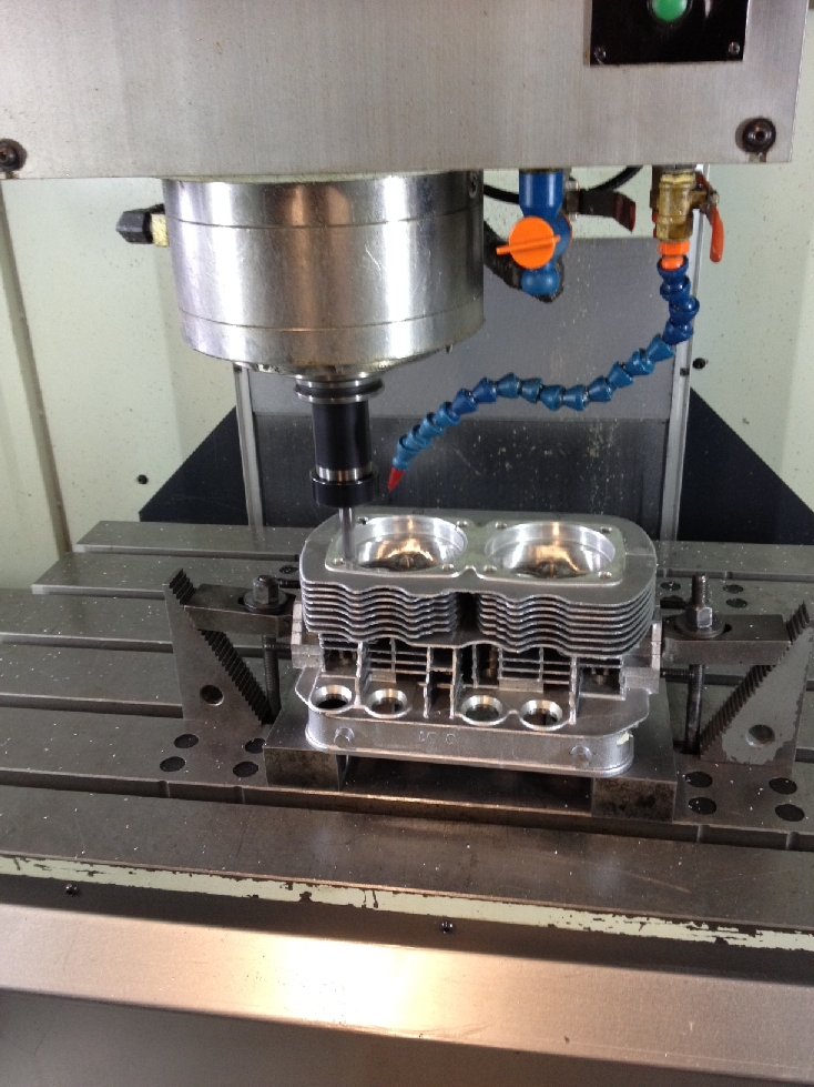 Zylinderkopf Tiefer stechen und Aufborhen für die 94 Kolben und Zylinder.