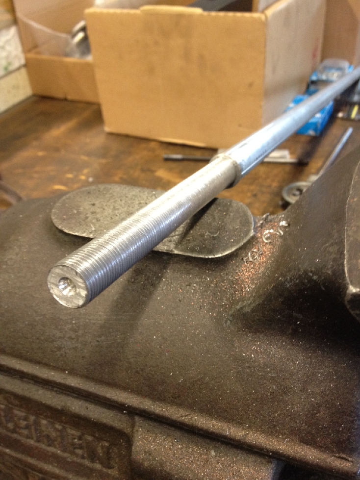 Fertigen eine Alu-Gewindestange...