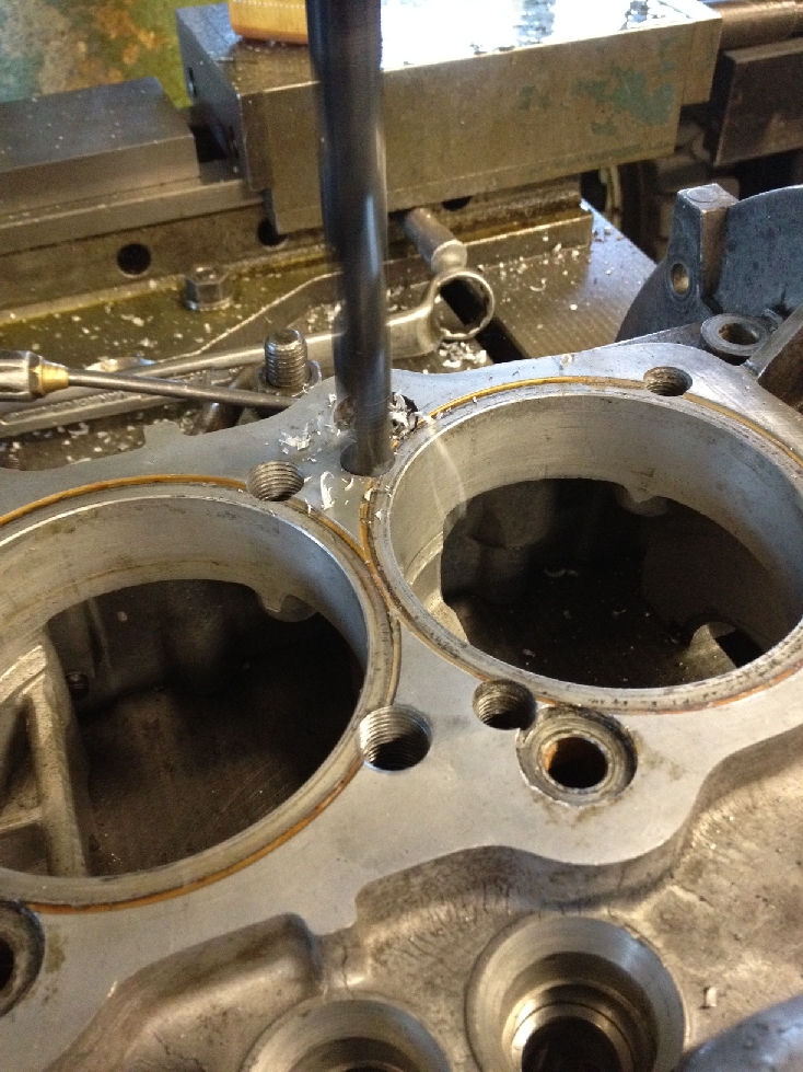 Wir bohren Das Orignal Lochbild der Zylinderstehbolzen auf....