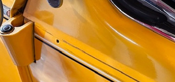 4. Löcher in der Fahrertür.jpg