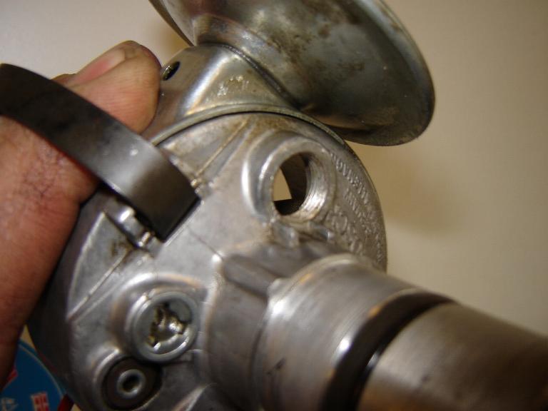 Nach dem Ausbau des Kondensators merkte ich dann, das in dieses Loch die mitgelieferten Tüllen nicht passten.