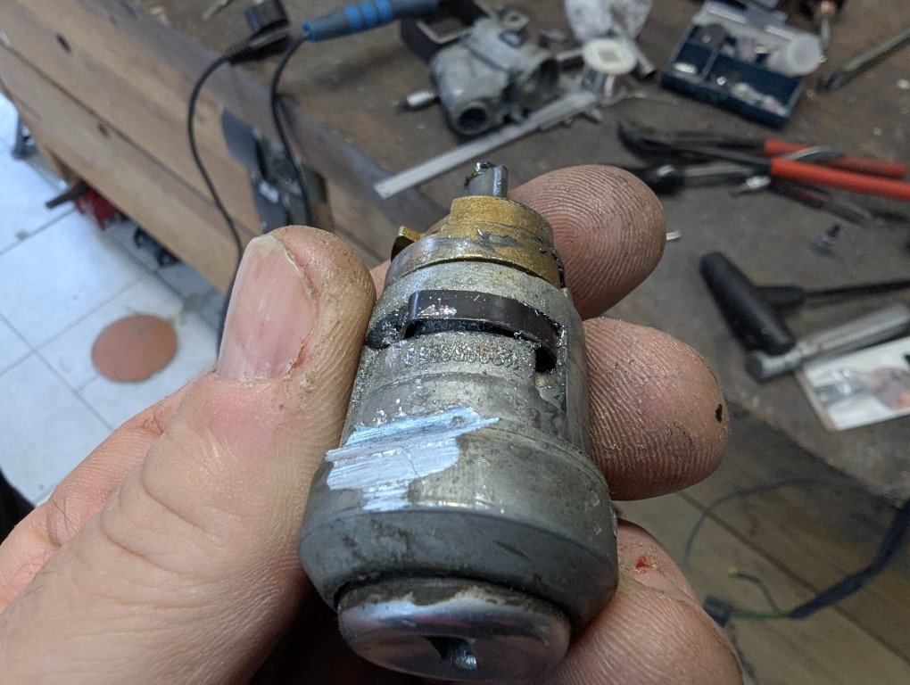 die Haltefeder, die durch das Loch eingedrückt werden muss