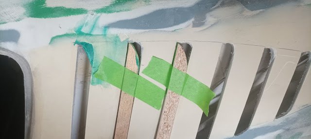 holzenden abgeklebt in den schlitzen.jpg