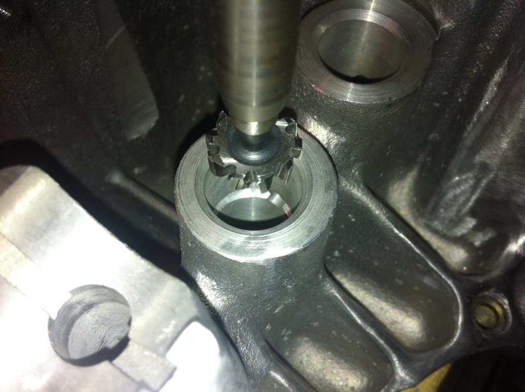 Bearbeitung Stösselbohrung mit extra modifiziertem Fräser (langer Schaft!)