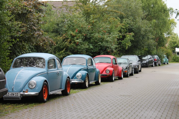 Gefüllter Parkstreifen vor dem Hof